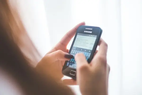 Le multe per i post politici senza etichetta arrivano a 5.000 dollari