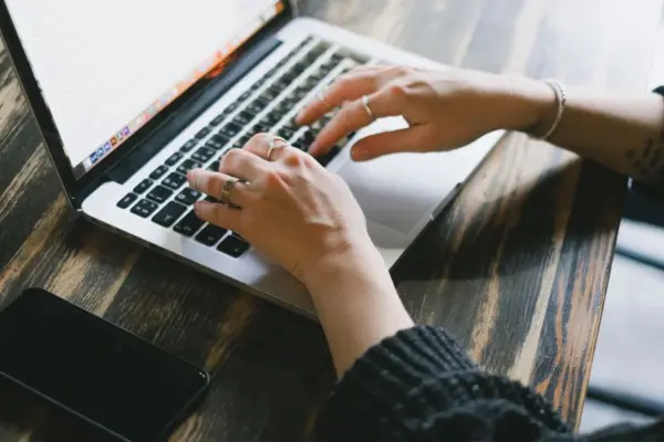 ChatGPT ora mostra più pubblicità, ma non sappiamo se funziona