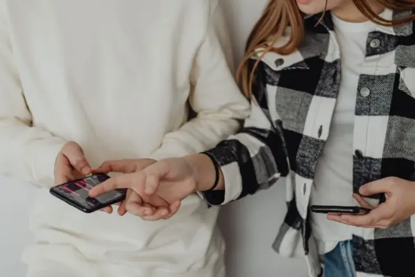 Meta ha rimosso 33 milioni di contenuti sui minori